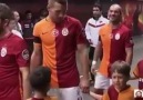 Sneijder ve Podolski'nin minik çocukla şakalaşması.