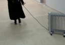 Soğuk kış günlerinde elektrikli sobasıyla gezen öğrenci