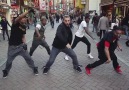 Sokak Ortasında Dansın Dibine Vurmak
