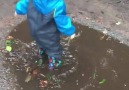 Su Birikintisinde Çılgınca Eğlenen Çocuk
