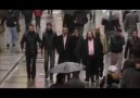 Şu kapıya 2 el sıksam acaba o kapı acıdan ahh der mi