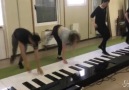 Suonano Despacito sul piano gigante virale il video made in Italy