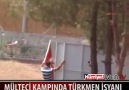 Suriyeli mülteciler polisle çatıştı, Türk Bayrağı'nı indirip k...