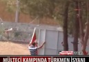 Suriyeli Sığınmacılar Türk Bayrağı'nı İndirdi