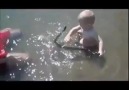 Su Yılanı ile Oynayan Korkusuz Bebek :)