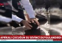 Suyu gören Afrikalı çocuğun sevinci