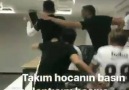 Takım hocanın basın toplantısını basıyor