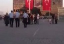 taksim meydanında kıpırdamadan duran adam