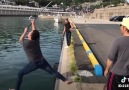 tak tau nak ketawa ke nak kesian nak amik momentum pun agak2 ah brader hahaha
