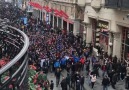 Taraftarlarımız İzmir Marşı eşliğinde stada ilerliyor.