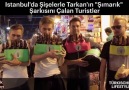 Tarkanın şımarık şarkısını şişelerle çalan turistler ))