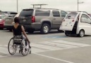 Tekerlekli sandalye kullanan engelliler için elektrikli araba