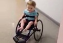 Tekerlekli sandalye kullanmayı öğrenen minik
