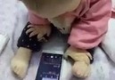 teknolojiye ayak uyduran bebek D