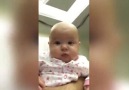 Telefonun Ön Kamerasından İlk defa Kendinini Gören Bebek