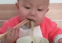 This baby casually eating noodles uses chopsticks so perfectly!