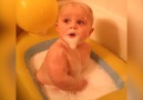 This is how children enjoy their bathtime