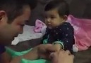 Tırnakları kesilirken babasını kandıran tatlı bebek :)