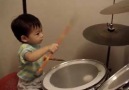 Tocando bateria aos 23 mses de vida!