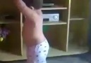 Tombiş bebek dans ediyor