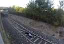 Tren raylarına uzandı ve bekledi