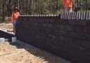 Tuğlaları domino gibi devirip yerlerine oturtmak