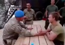 Türk Askeri ile Hollanda Askerinin Bilek Güreşi