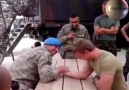 Türk askeri & Rus askeri  BİLEK GÜREŞİ (Resmen dalga geçiyor )