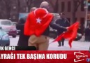Türk Bayrağını tek başına koruyan Bozkurt Yürekli Türk Genci