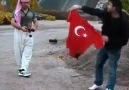 Türk bayrağını yakan şerefsizler