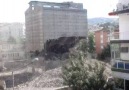Türkiye'den bina yıkımı. Bina takla attı.