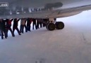 Uçak İten Ruslar