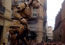 Un gigantesque minotaure articul dans les rues de Toulouse !