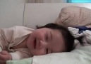 Uyanmakla uyumak arasında kalan sevimli bebek :)