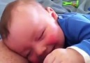 Uykusunda Gülen Bebek