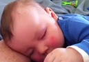 Uykusunda Gülen Sevimli Bebek