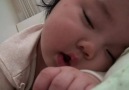 uyumamaya çalışan bebek çook tatlı :D