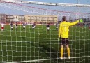 Van der Sar, 5 yıl sonra bir maçlığına sahalara döndü ve penal...