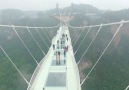 VİDEO Dünyanın en yüksek cam köprüsüne balyozla vurulursa...
