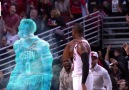 Wade froze his defender with this dagger. #FinishHim