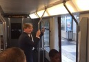 Willem-Alexander duikt op in metro