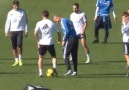 Xabi Alonso bakmadan Zidane'ye bacak arası çalım atıyor :)