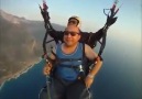 Yamaç paraşütü yaparken imana gelen adam! :)