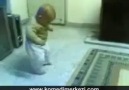 3 yaşındaki bebek ankara havası oynuyor :DDD