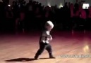 2 Yaşındaki Çocuğun Mükemmel Dansı :)