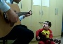 2 yaşındaki çocuk ve babasının performansı