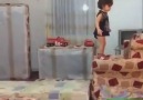 2 yaşındaki kızdan müthiş akrobatik hareketler D