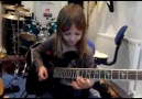 8 yaşındaki kız elektro gitarı harika çalıyor!