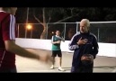 Yaşlı adamdan gençlere futbol dersi
