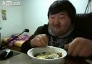 Yemek Yerken Çılgınca Gülen Koreli:)